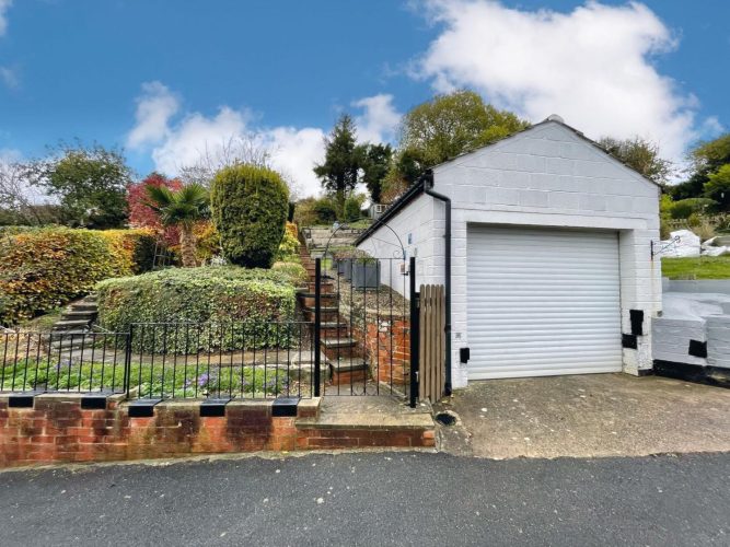 East Crescent, Loftus, TS13 4LB